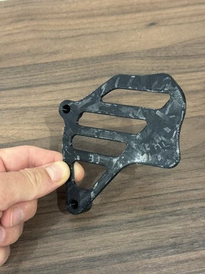 Couvercle de pignon finition Carbon Forgé Honda 250-500 CR 94-01 NEUF - Photo 1/3