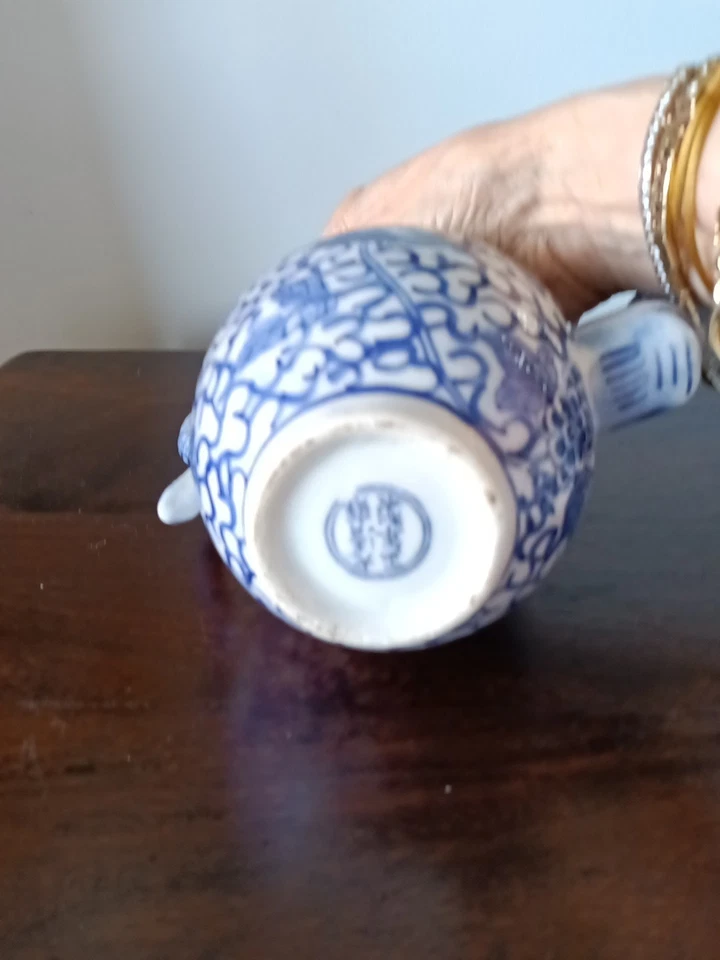 Par de teteras de porcelana con patrón floral azul cobalto y blanco. Foto 4 de 4