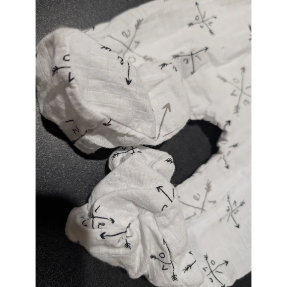 Pijamas para dormir Aden + Anais 6-9 meses blanco gris flechas LOVE algodón tejido cremallera frontal Foto 2 de 4