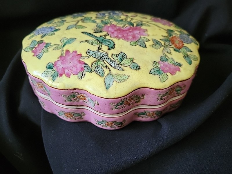 Vintage famille rose porcelain tricket Box