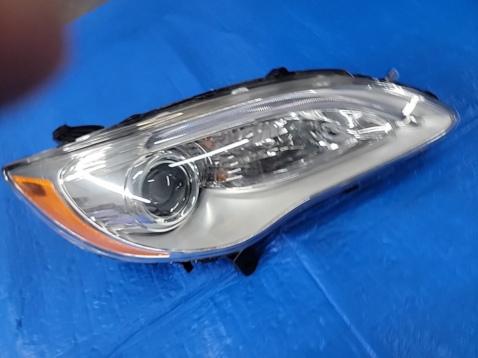 Farol TYC 2011-2014 LADO DIREITO DO PASSAGEIRO PARA CHRYSLER 200 RH. - Imagem 2 de 4