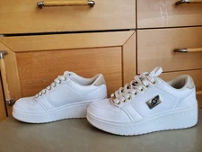 G by Guess Women’s Platform Sneakers White With Gold Accents. Size 6.5M