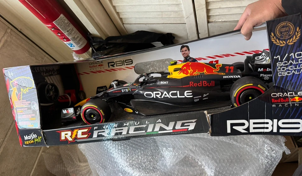 Mando a distancia Maisto Fórmula Uno escala 1:10 Red Bull PEREZ RB19 Foto 2 de 2