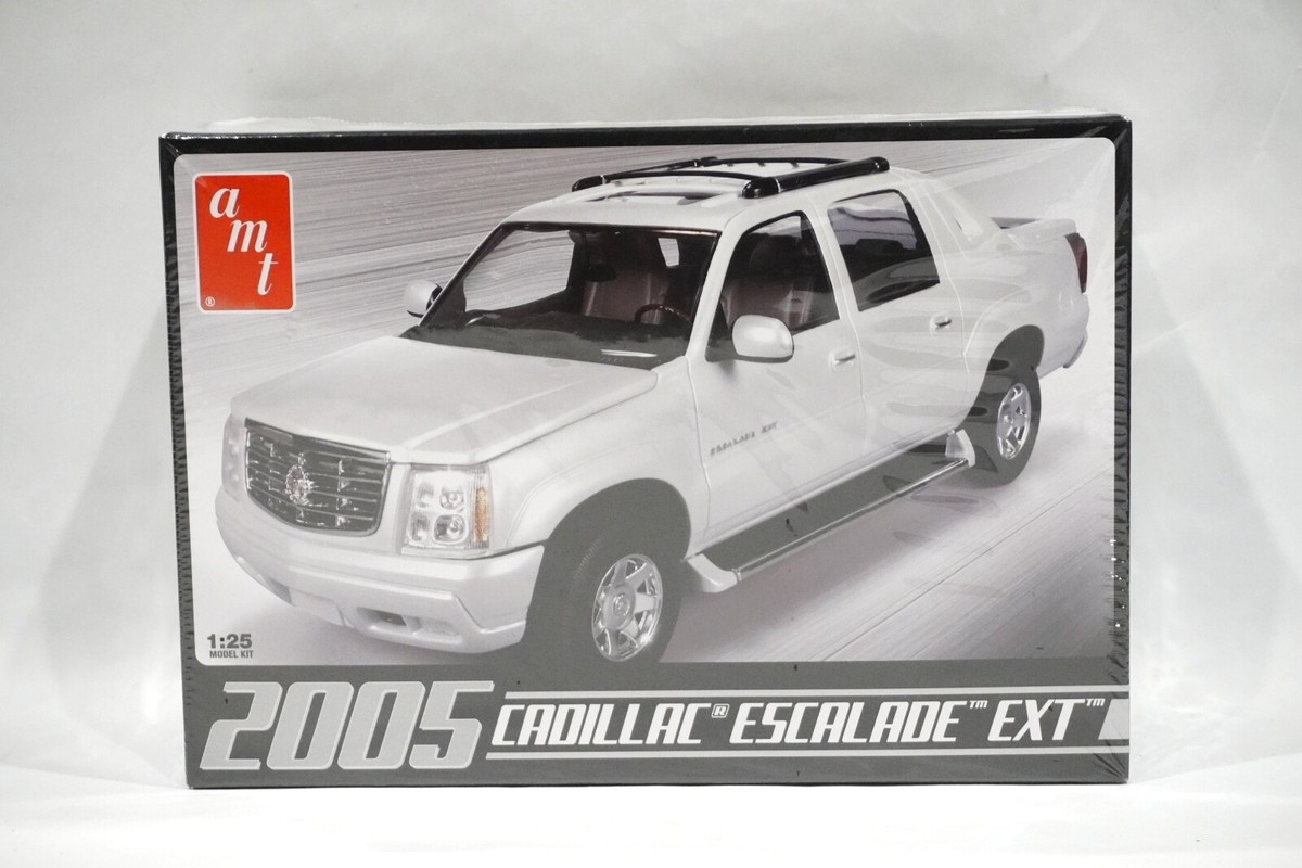 AMT 2005 Cadillac Escalade EXT プラモデル AMT 2005 Cadillac Escalade EXT 1:25 Scale Model Kit