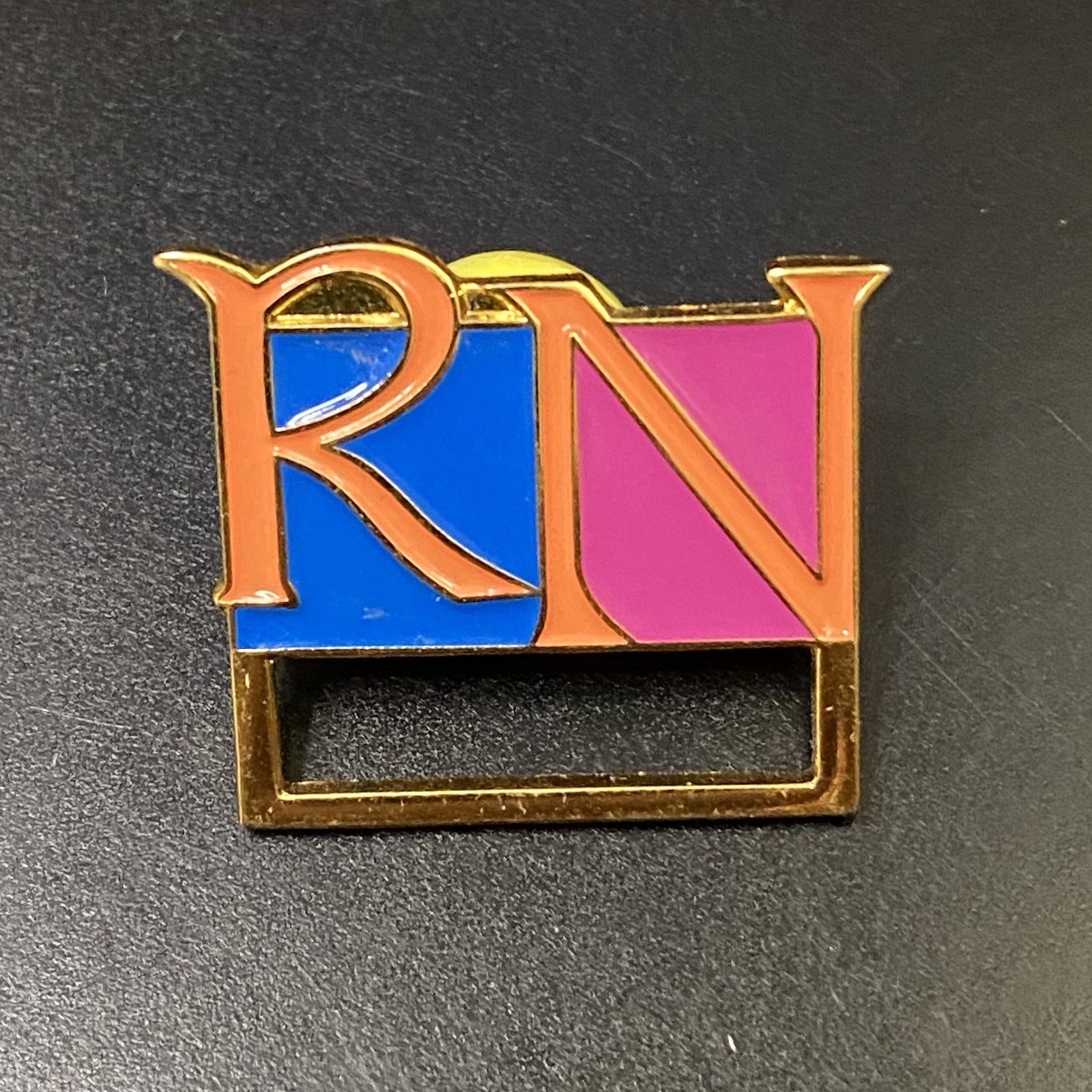 как выглядит RN Registered Nurse Clip-Eze Badge Holder Hat Lapel Pin фото