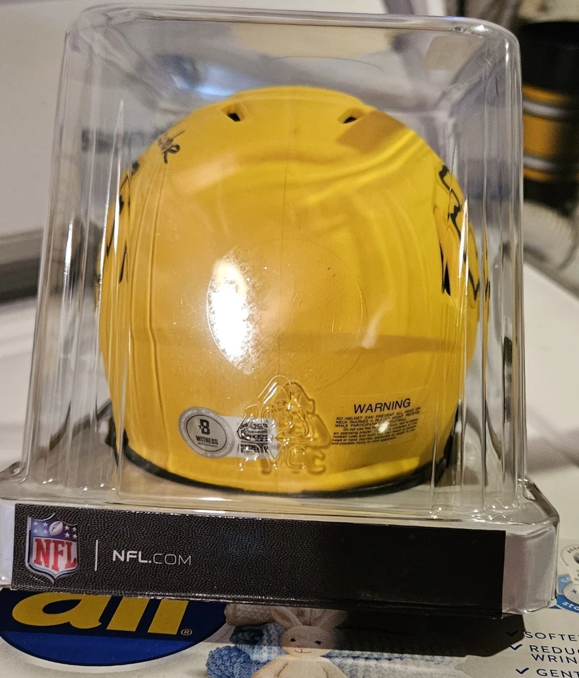 Mini capacete Beckett Witnessed assinado por Dante Hall Chiefs Rave em 4/06/2025 - Imagem 2 de 4