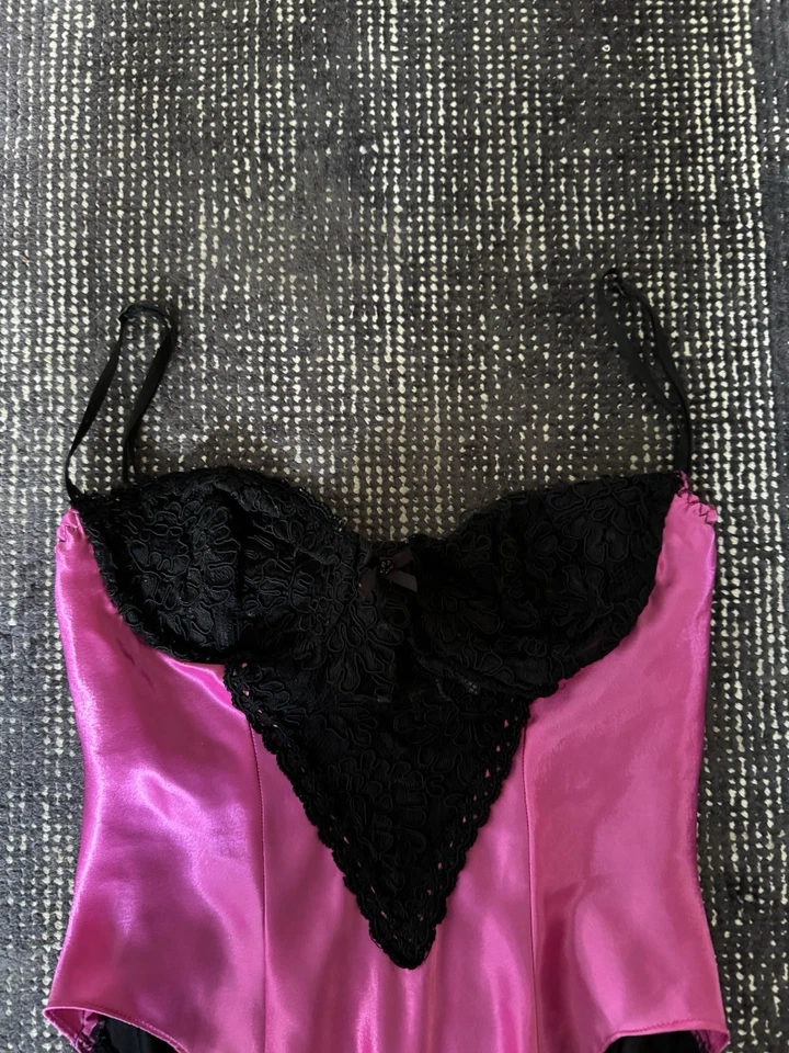 Sujetador con aros de encaje rosa negro de colección años 80 lencería body entrepierna a presión Foto 4 de 4