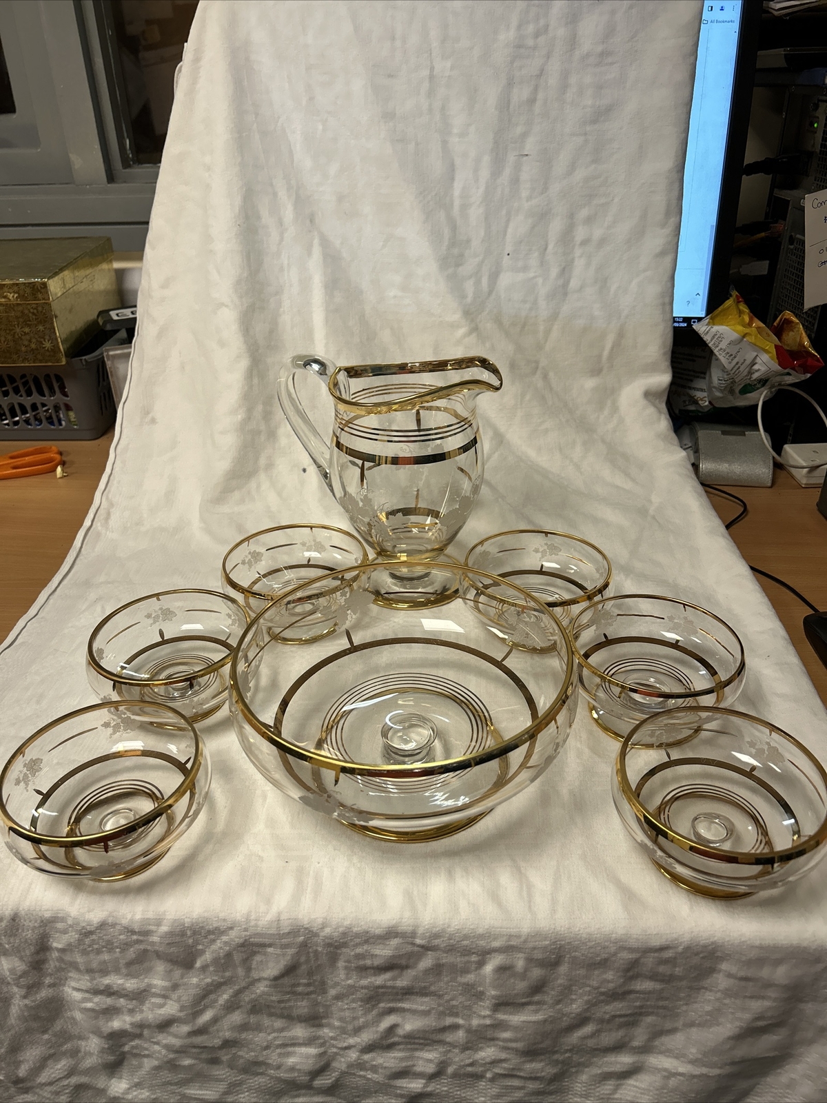 Vintage Kitsch 8pc Dessert Trifle Fruit Bowl Set Gold rim etched leaf