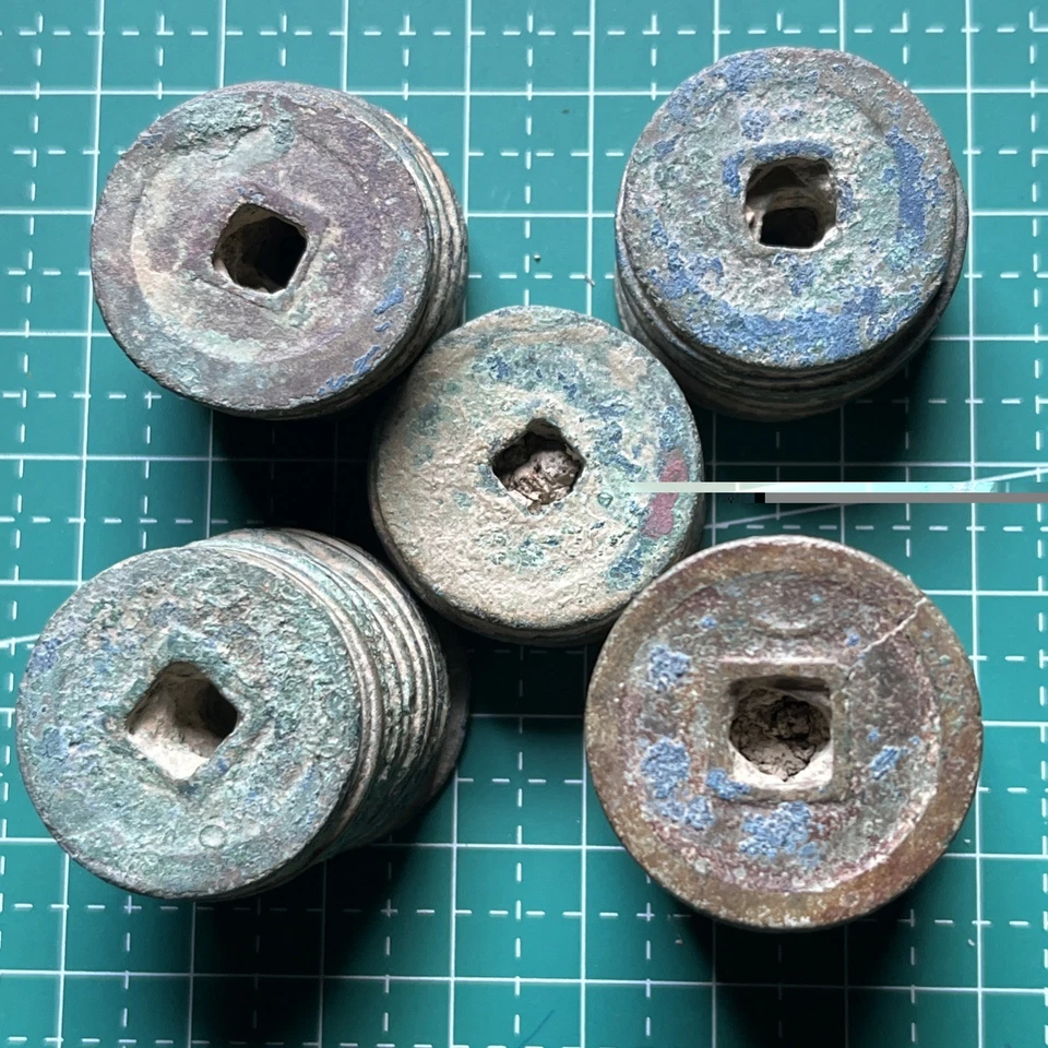 Lot ± 250 Grams Chinese Song Dynasty Bronze Coin Clumps – Java Indonesia Find #1 - Image 4 of 4