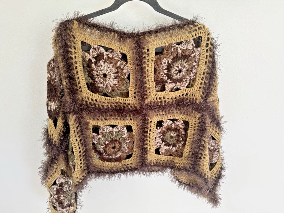 Poncho de ganchillo cuadrado hecho a mano de abuela boho marrón y tostado borde difuso abrigo acogedor Foto 3 de 4