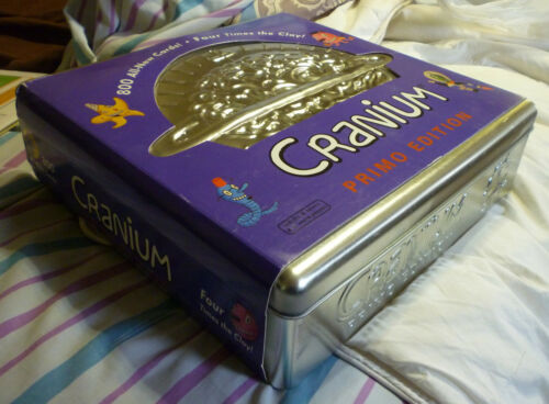 Juego de Mesa Cranium Primo Edition Cranium con 800 Nuevas Tarjetas Nuevo en Caja de Metal - Imagen 2 de 3