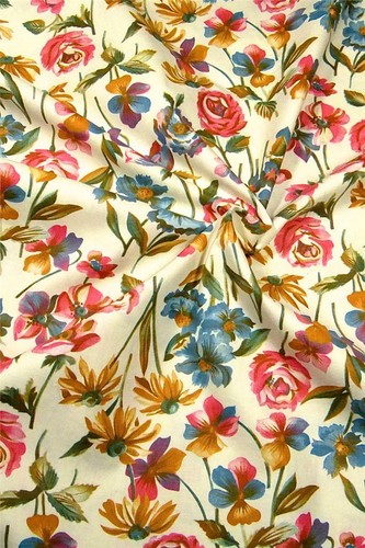 Absolutely Superb Vintage Cotton, Pink Roses & Daisies on Ivory, Per 17"Lx44"W - Picture 3 of 3