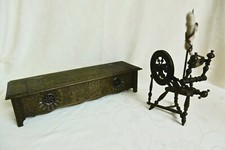 LOT BANC-COFFRE (L 41 cm) ET ROUET - ANCIEN MOBILIER BRETON MINATURES - POUPÉE