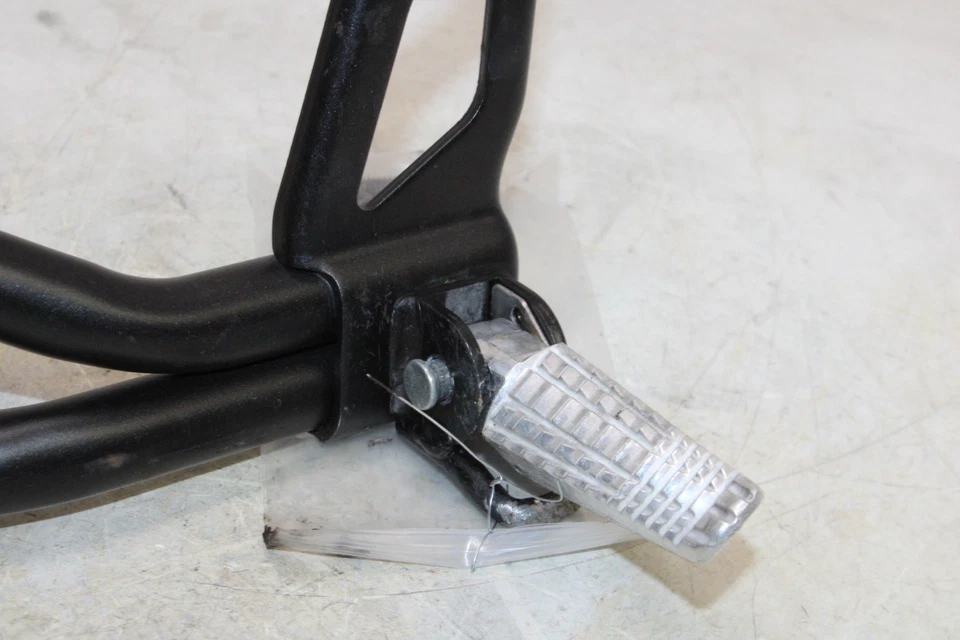 2020 SUZUKI SV650 OEM ЛЕВЫЙ ЗАДНИЙ ПАССАЖИРСКИЙ КОЛЫШЕК - Изображение 2 из 4