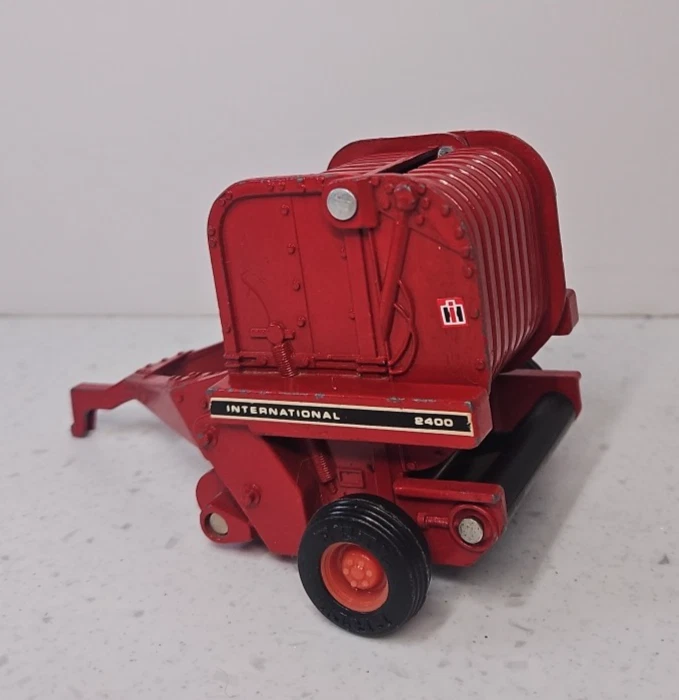 Круглый пресс для сена ERTL IH International 2400, красные ободы, 1/64 см. описание - Изображение 4 из 4