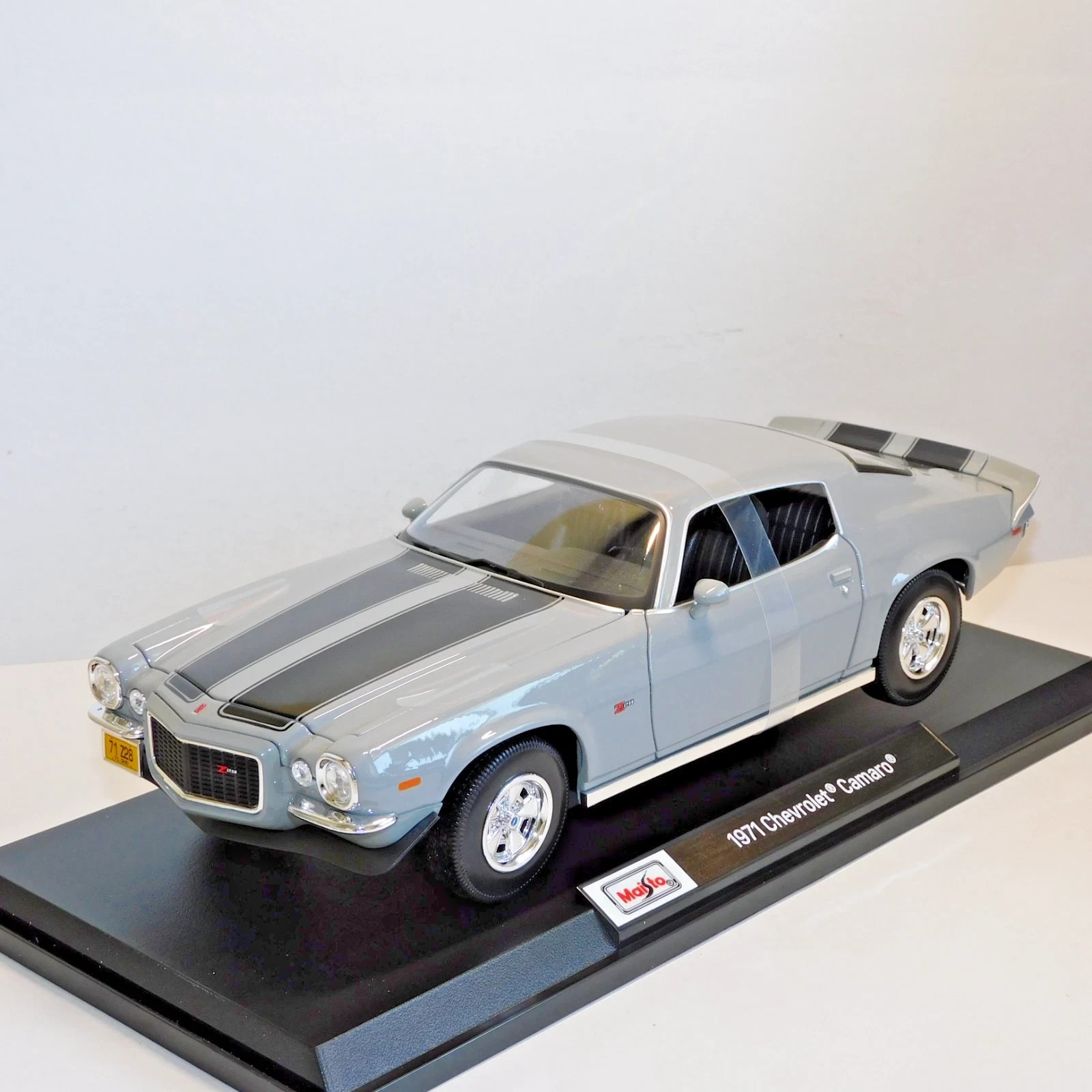 MAISTO 1971 CHEVROLET CAMARO GREY 1/18 SCALE