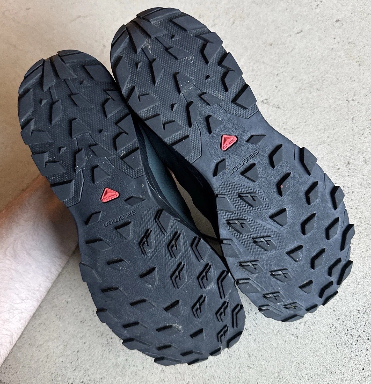 Salomon Men’s Gore-Tex Sneakers Hiking Outline GTX Trail Shoes Sz 9 Black 404771