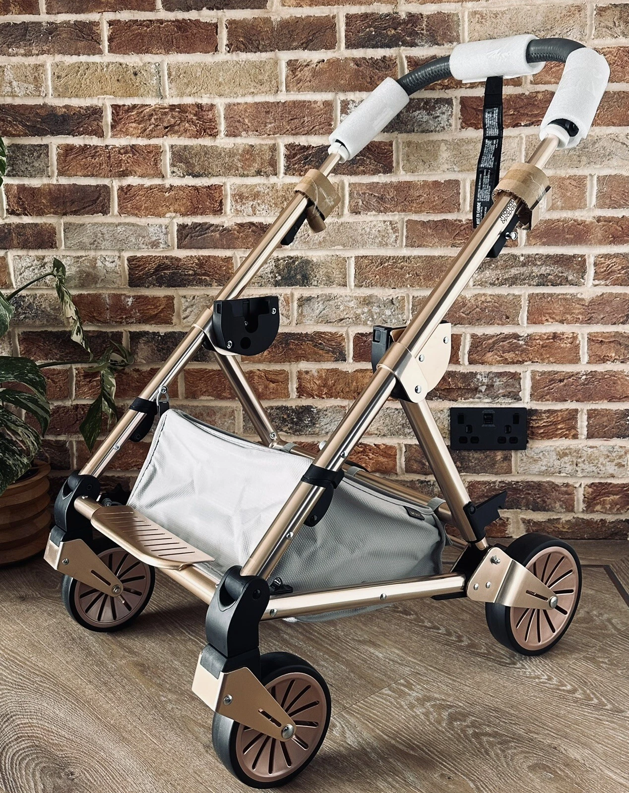 ⭐️ Mamas and Papas URBO2 URBO CHAMPAGNE / GREY CHASSIS Wheels Brakes Handle NEW
Opens in a new windo