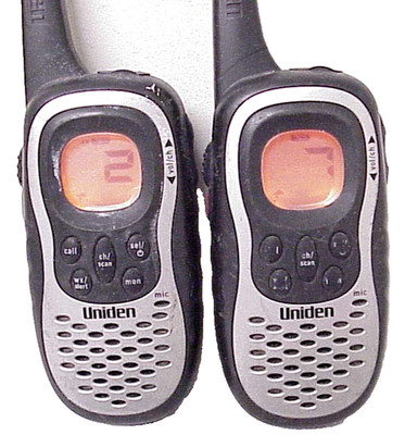 2 UNIDEN WALKIE TALKIES UT918ZH BLACK & GRAY BOTH WALKIE TALKIES POWER ON