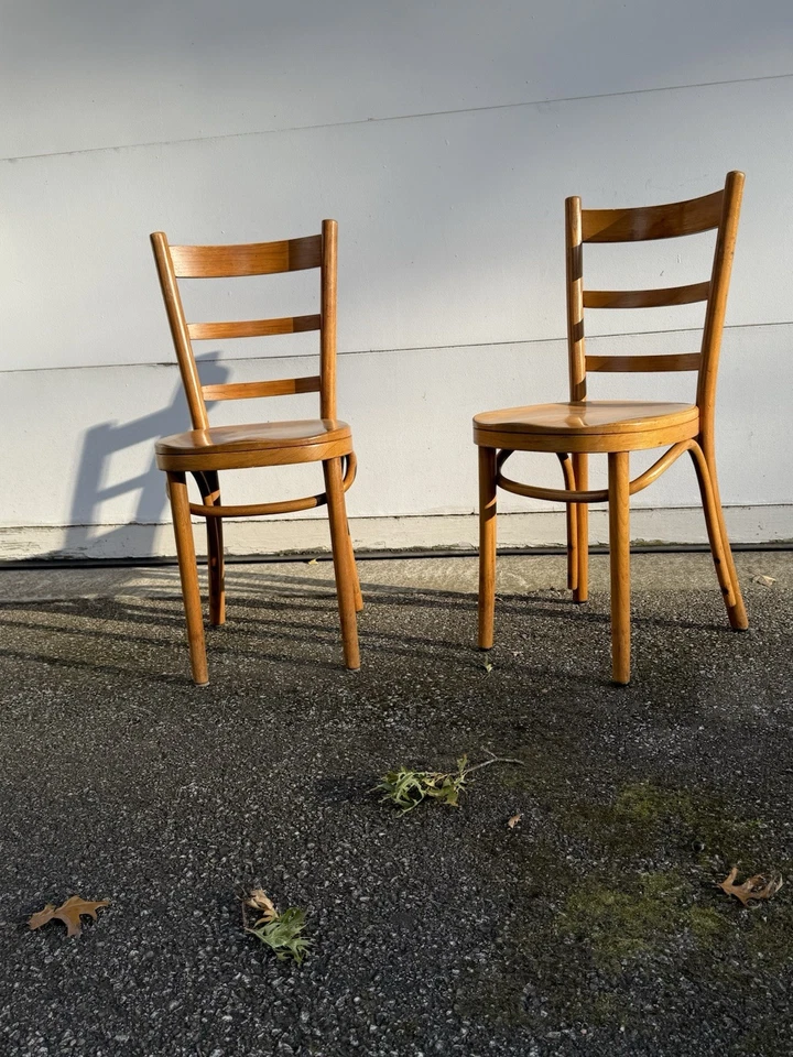 PAR DE SILLAS DE BISTRÓ THONET DE ARCE CON RESPALDO DE ESCALERA 2 MADERA CURVADA aprox. 1930’s Foto 3 de 4