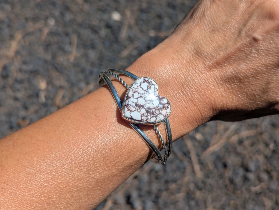 Brazalete turquesa caballo blanco nativo americano en forma de corazón joyería talla 7 pulgadas Foto 3 de 4