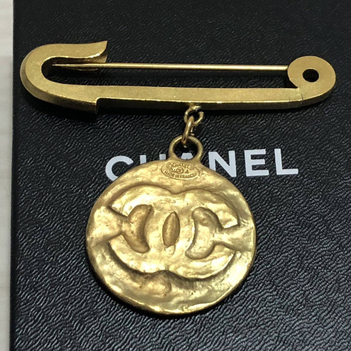 CHANEL Vintage Safety Pin Brooch 94A Round CC Logo Charm CHANEL Vintage Safety Pin Brooch 94A Round CC Logo Charm