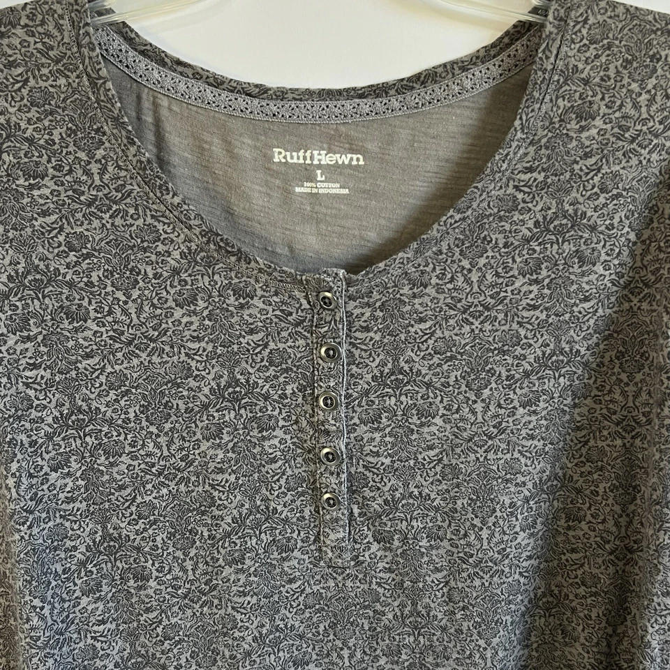 Camisa tallada con volantes para mujer grande gris floral Henley manga larga camiseta algodón Foto 2 de 4