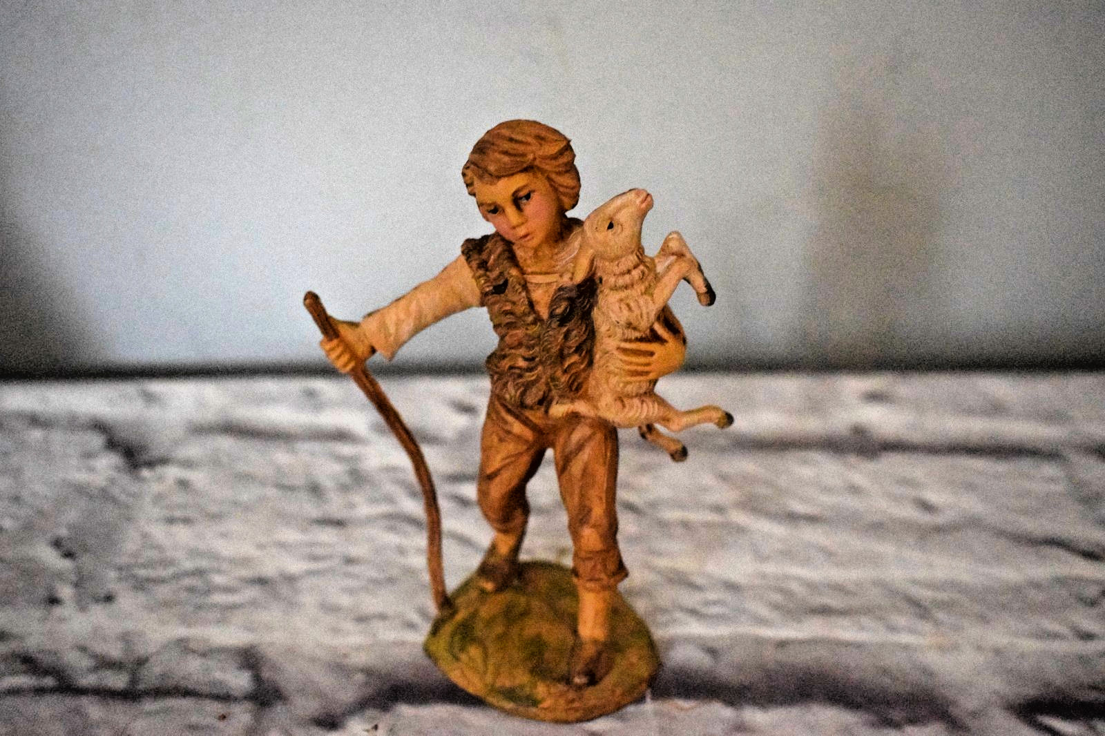 Musical Manger w/ 10 Resin Nativity Figures – Marked Italy – Missing 1 Wise Man