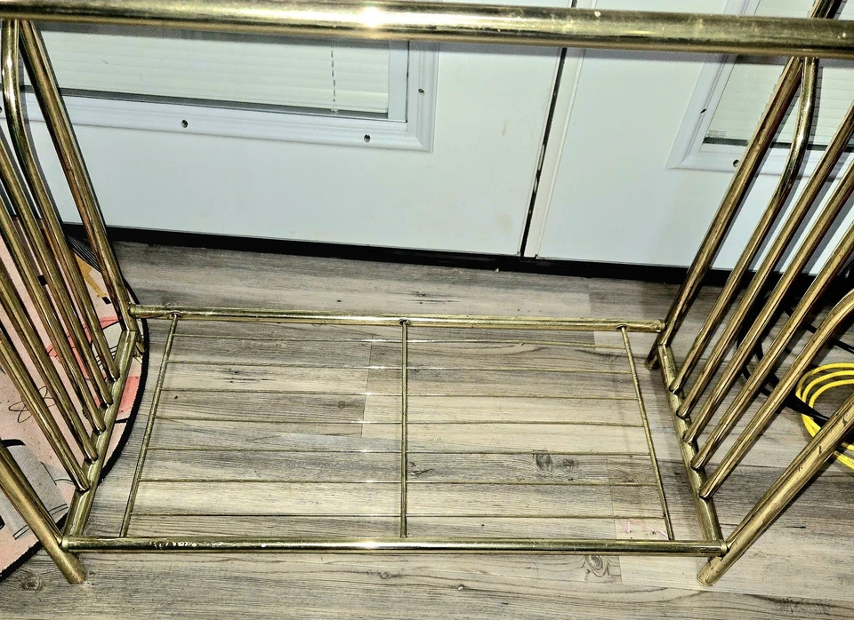 "Toallero/edredón Hollywood Regency de los años 70 acabado dorado de metal H29xL27xW13""" Foto 3 de 4