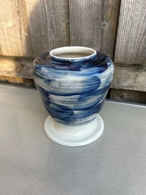 Steingut Vase verziert mit einer marmorierten blau-weißen Schlupfglasur signiert #721
