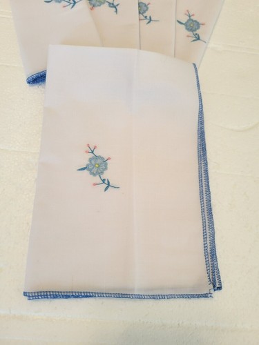Set of 5 Vintage White Cotton Dinner Napkins Blue Floral & Trim - Picture 8 of 11