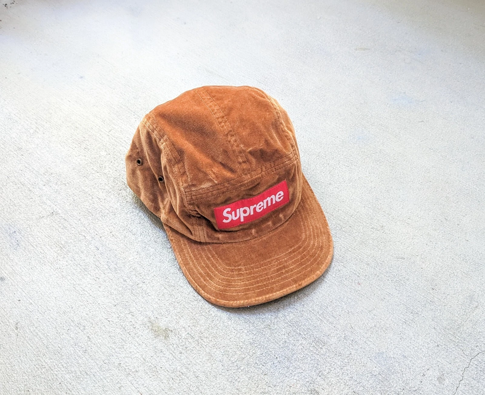 Chapeau casquette de camp velours Supreme marron rouge FW20 5 panneaux boîte BOGO logo velours 