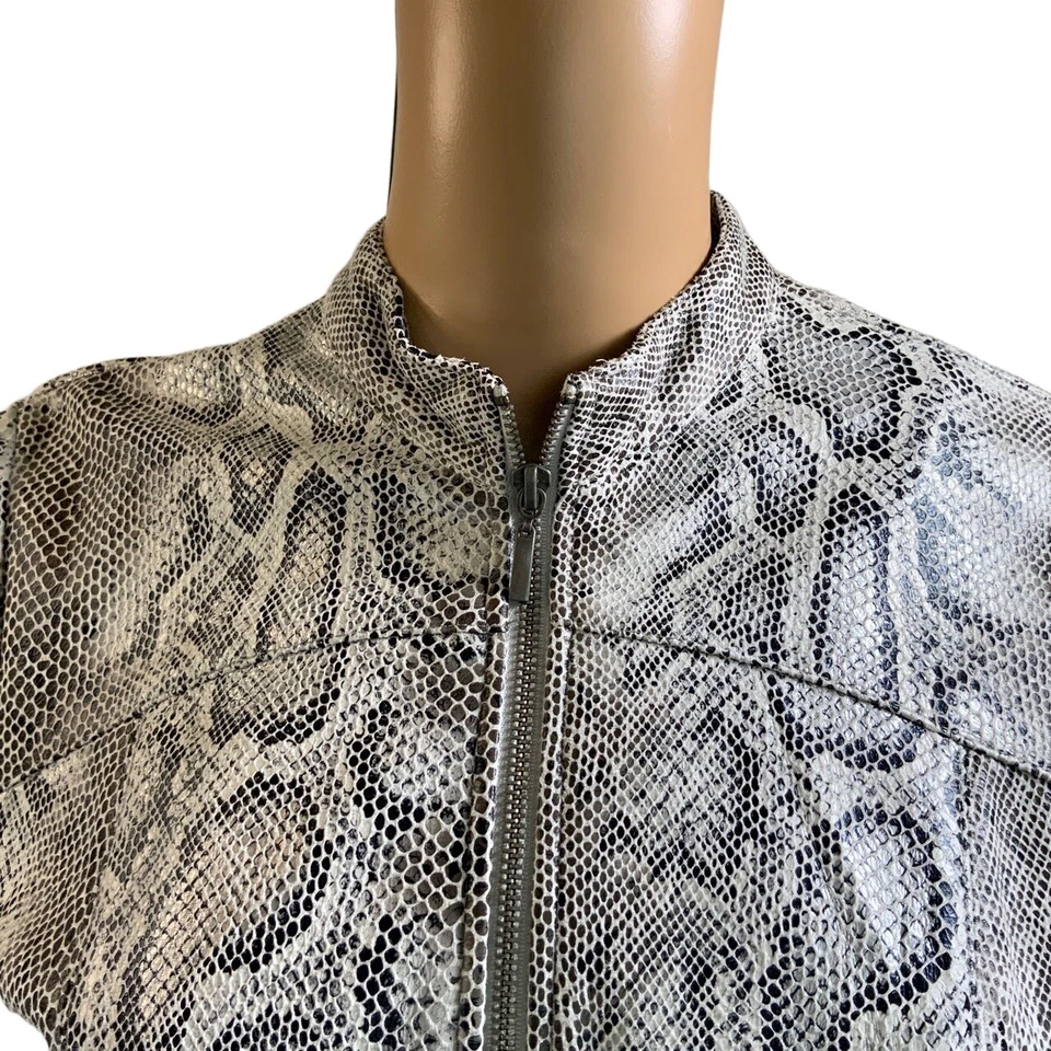 Chaqueta Motocore manga larga cuello alto estampado piel serpiente gris Ruby Rd 10 Preppy Foto 3 de 4