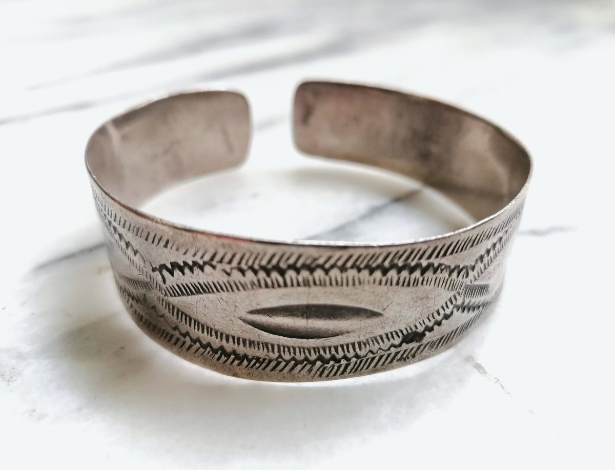 ANTICO BRACCIALE BERBERO A POLSINO IN ARGENTO CESELLATO, MISURA