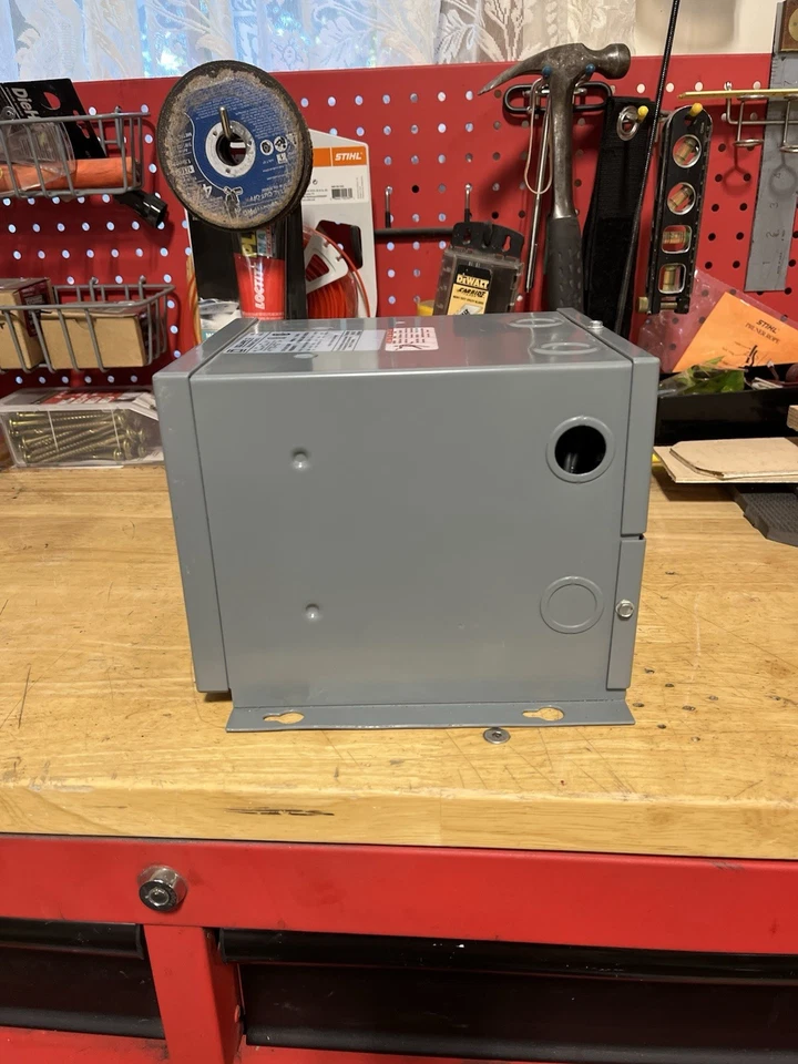 Transformador seco Square D 1.5S43F 1.5 KVA N-3R exterior Pri: 120/240V Sec: 24/12V Foto 2 de 4