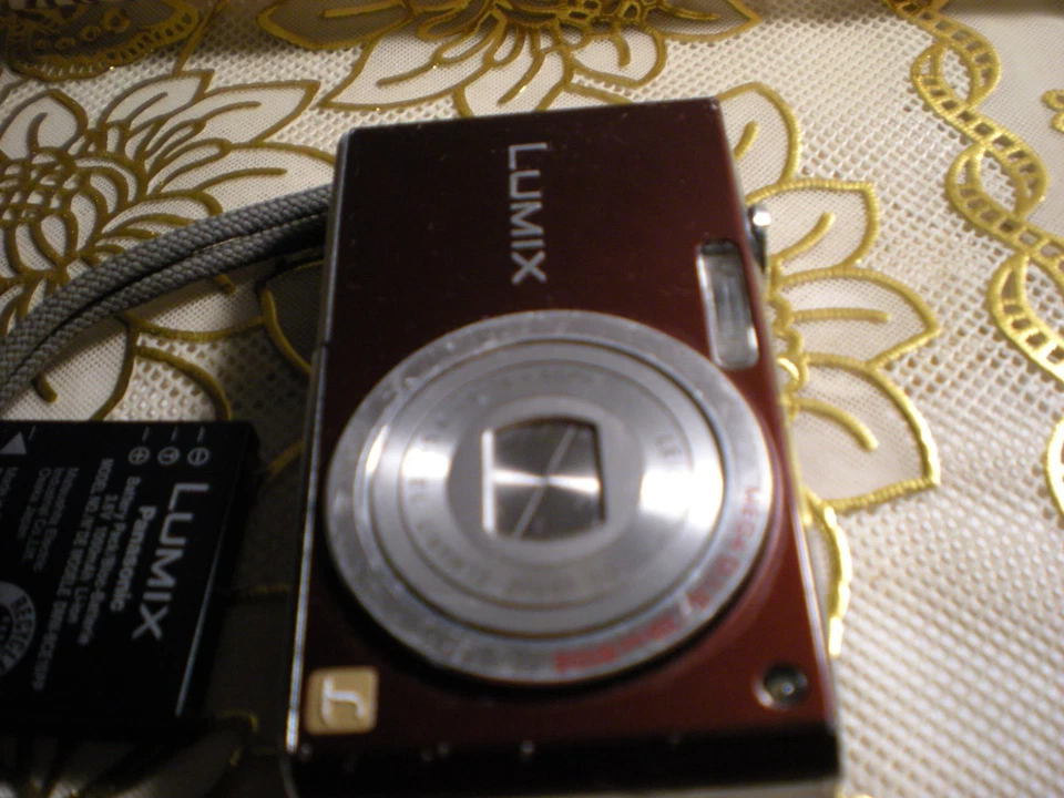 Panasonic LUMIX DMC-FX33 8.1mp 5.7x Digital Camera Red - Image 4 of 4