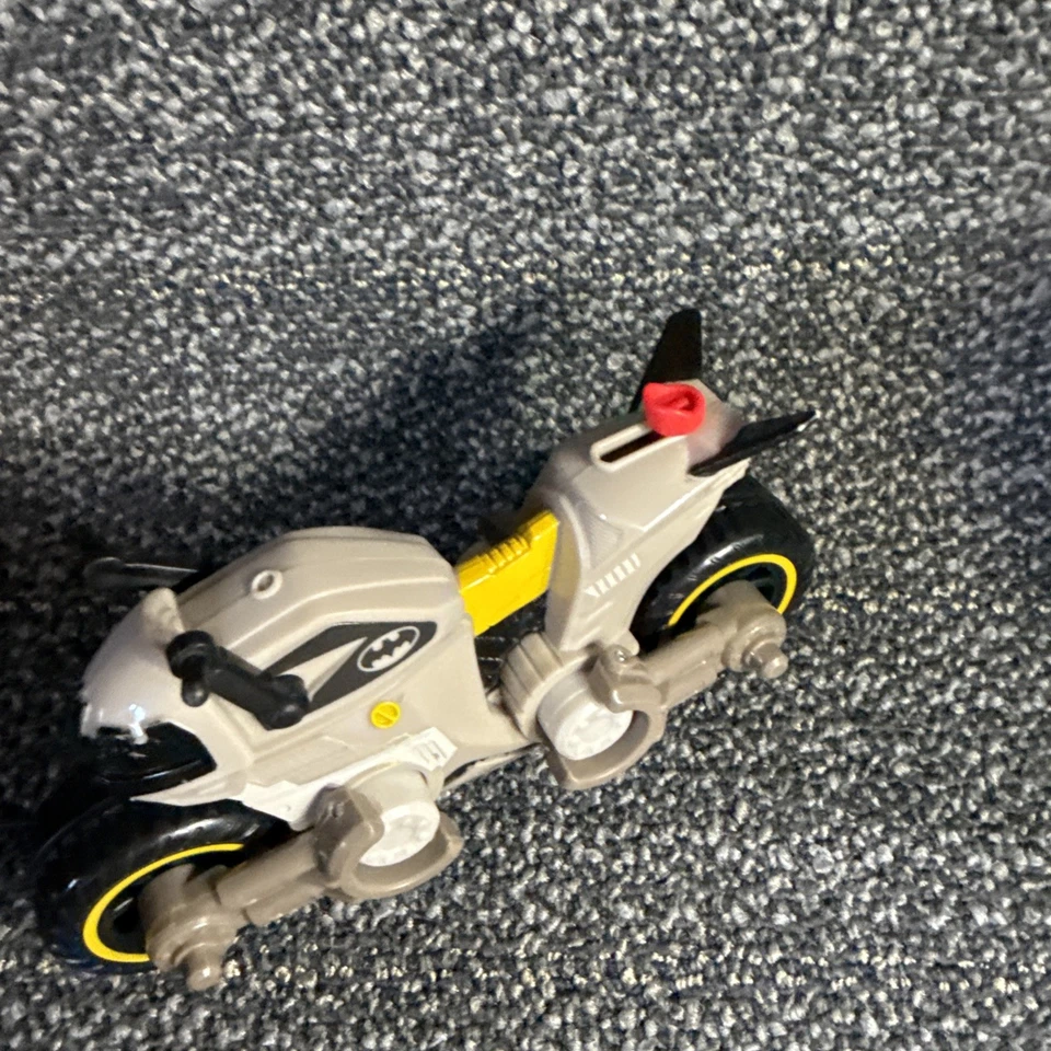 Bicicleta flotante Imaginext DC Super Friends Batman y Batcycle Foto 3 de 4