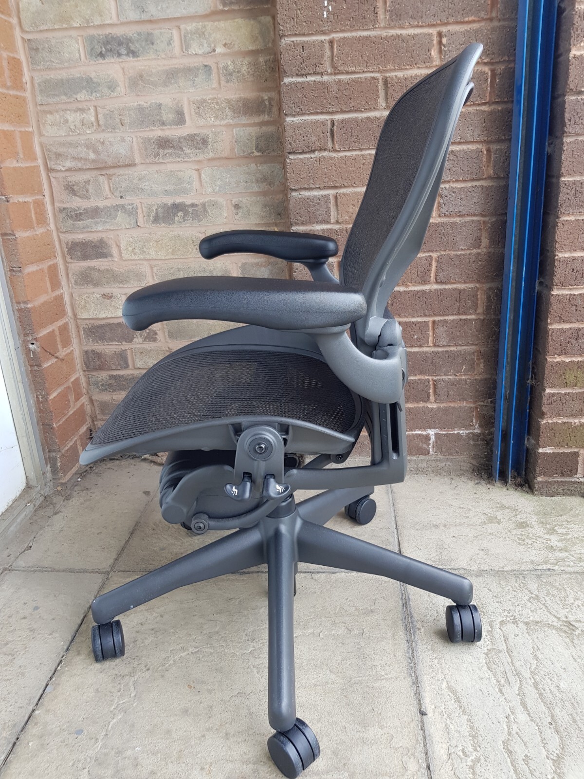 Herman Miller Aeron Office Chair Size B Graphite Arms Mesh FULLY