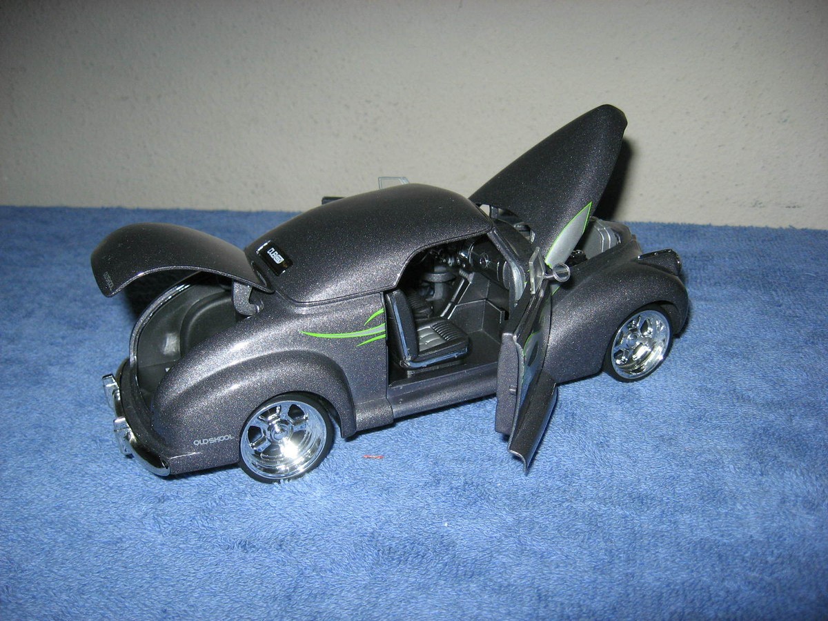OLDSKOOL 1940 PONTIAC BUSINESS COUPE 1:24 JADA OPENING HOOD