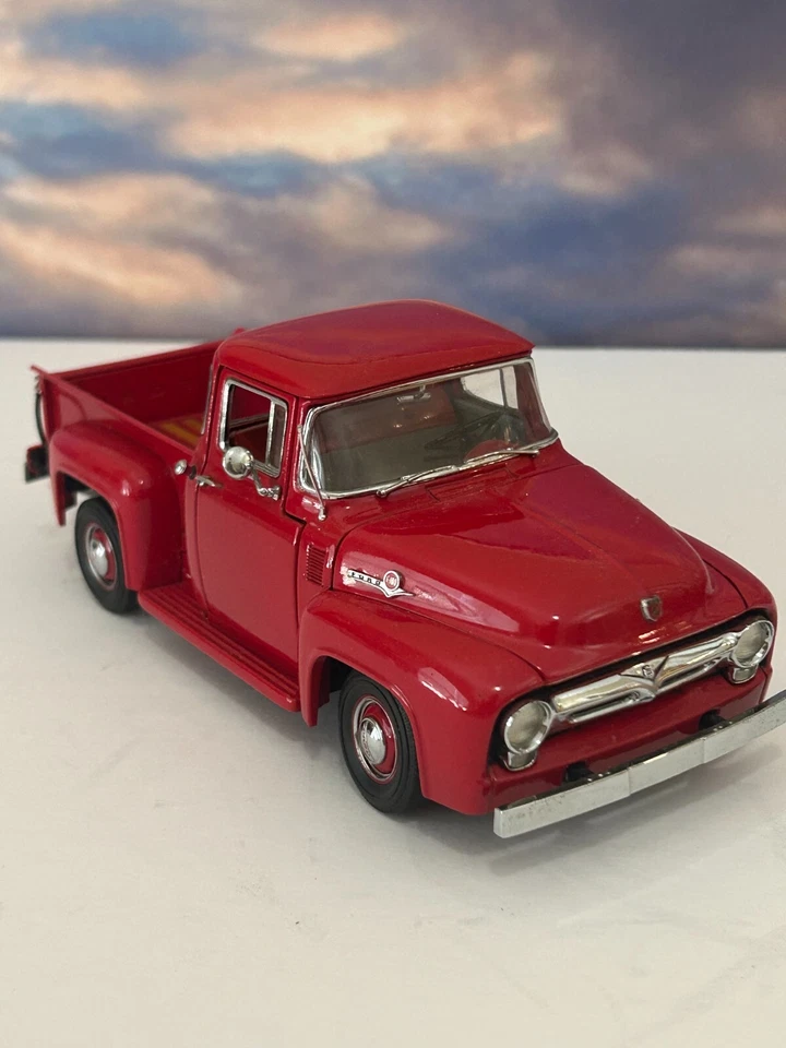 Camioneta Ford F-100 1956 Danbury como nueva roja 1:24 *falta espejo retrovisor* Foto 4 de 4