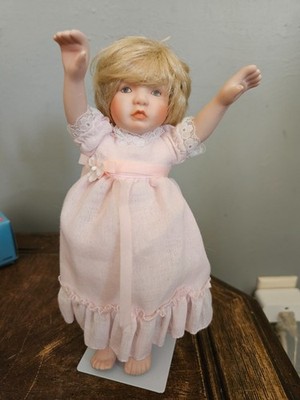Sandra Kuck Pick me up 8'' Porcelain Doll Ashton Drake Collection - Signed