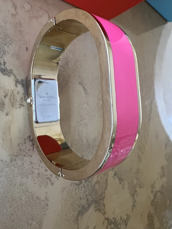 Reloj Brazalete Kate Spade Carrusel Confeti Esmalte Rosa Caliente, Base Chapada en Oro Foto 4 de 4