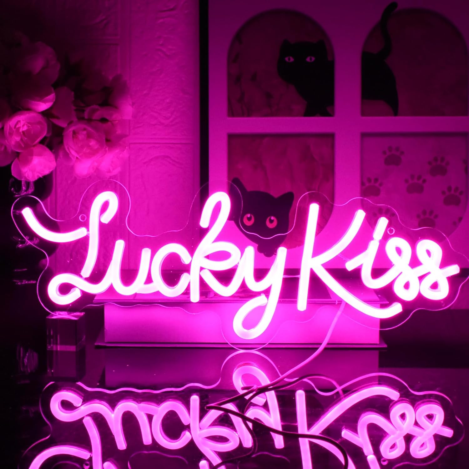 Insegna Neon Lucky Kiss Rosa: Illuminazione LED Design per Interni