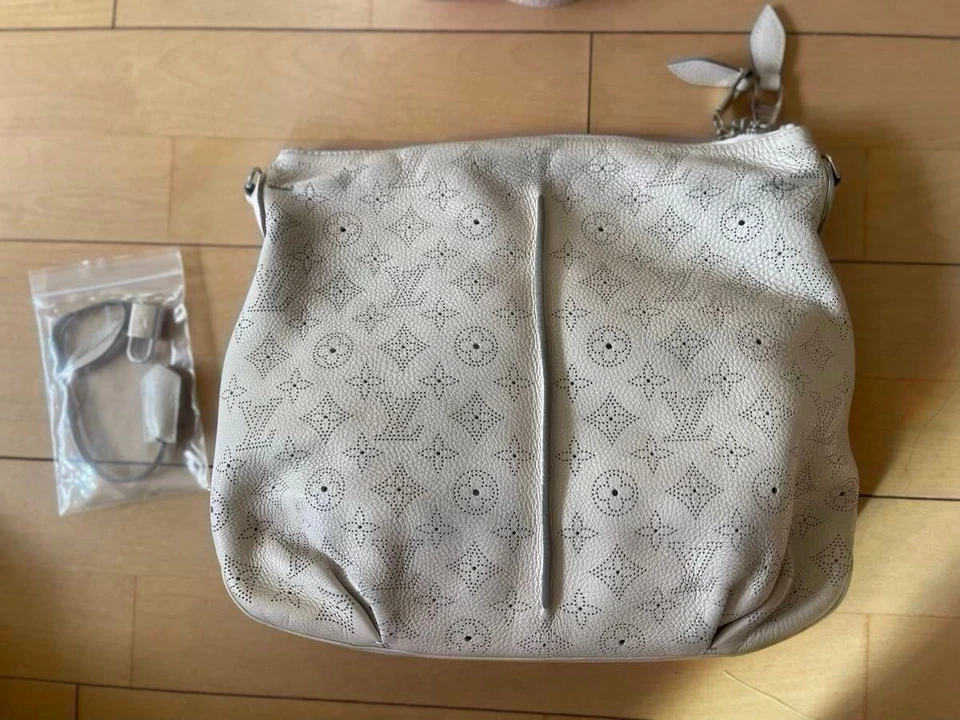 Louis Vuitton Mahina Selene PM Monograma Hombro Beige con Bolsa, Correa y Cerradura con Llave Foto 2 de 4