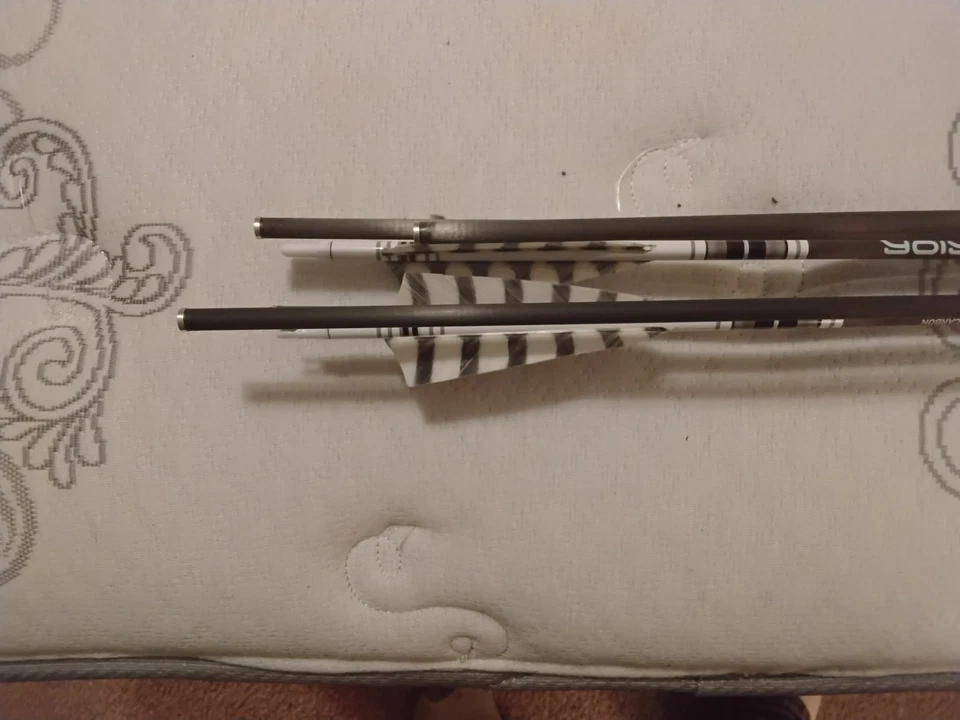 Gold tip warriors arrows for Traditional archery (all barred feathers) - Image 2 of 4