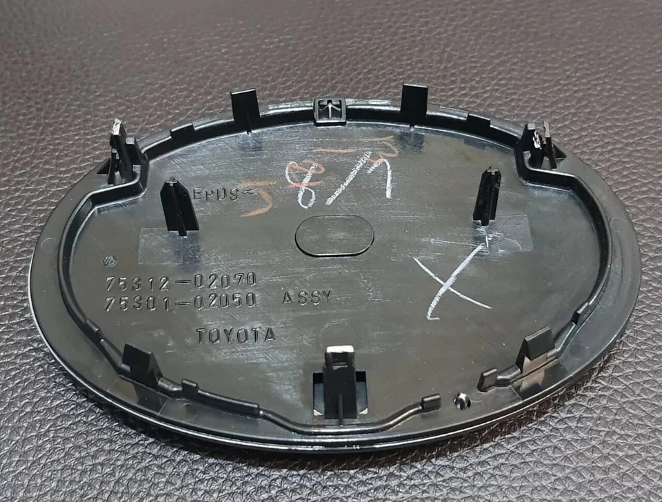 09-13 Toyota Corolla эмблема передняя решетка эмблема 2009 2010 2011 2012 2013 - Изображение 4 из 4