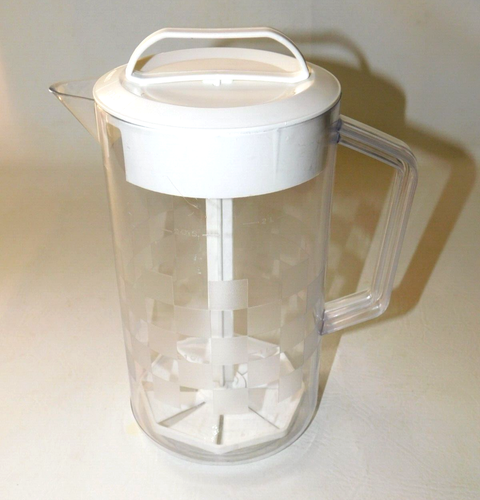 Pampered Chef 2-Quart QUICK-STIR PITCHER - Checkerboard Pattern with White Lid