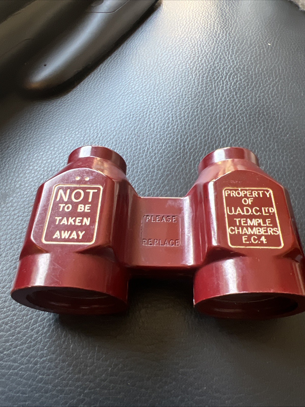 Binoculares de enfoque fijo de baquelita - U.A.D.C. Cámaras de templo Ltd. E.C.4