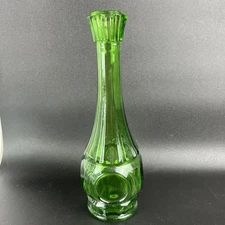 VINTAGE GREEN GLASS BUD VASE  Wheaton Bullseye Romantic Vintage 9”