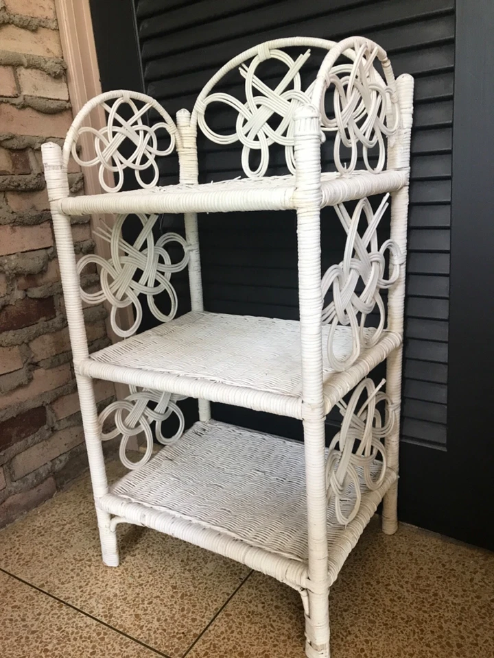 De Colección Blanco MIMBRE 3 ESTANTES Mesa Auxiliar Planta Soporte 32 x17 Estantería Shabby Chic Foto 2 de 4